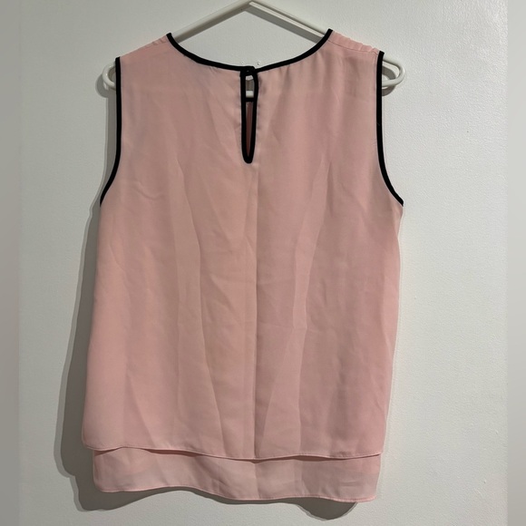 🎉4/30$🎉 Pink Sleeveless Boxy Tiered Blouse PTP 19 in🖤🩷 - Picture 5 of 5